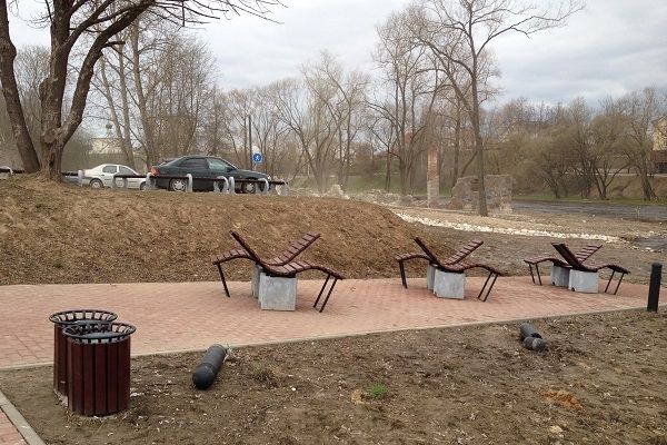  Вандалы повалили светильники на набережной Псковы (фото)