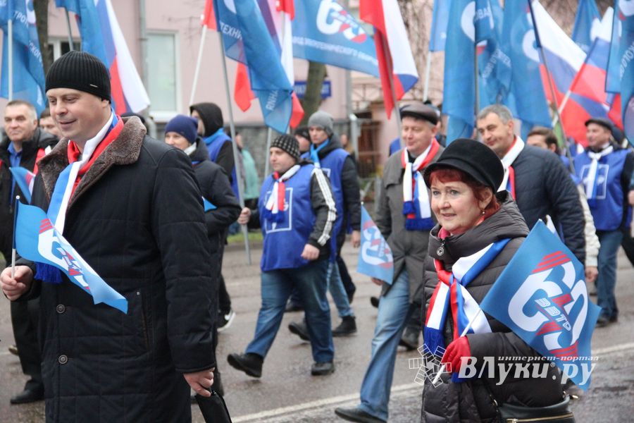 В Великих Луках прошло праздничное шествие (ФОТО)