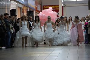 В Великих Луках бегали невесты (ФОТО)