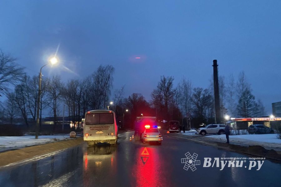 В Великих Луках столкнулись автобус и грузовик (ФОТО)