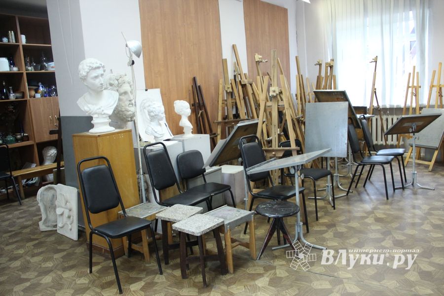 В Великих Луках ремонтируют детскую художественную школу (ФОТО)