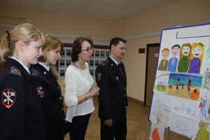 В УМВД России по Псковской области проходит выставка детских рисунков (фото)