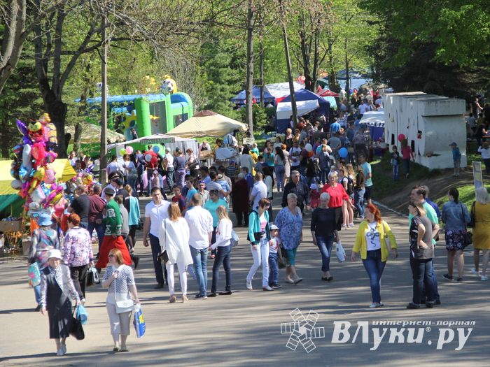 По центральному проспекту Великих Лук прошёл  «Бессмертный полк» (0+) (ФОТО)