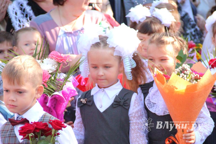 Самую многочисленную школу Великих Лук пополнили 116 первоклассников (ФОТО)
