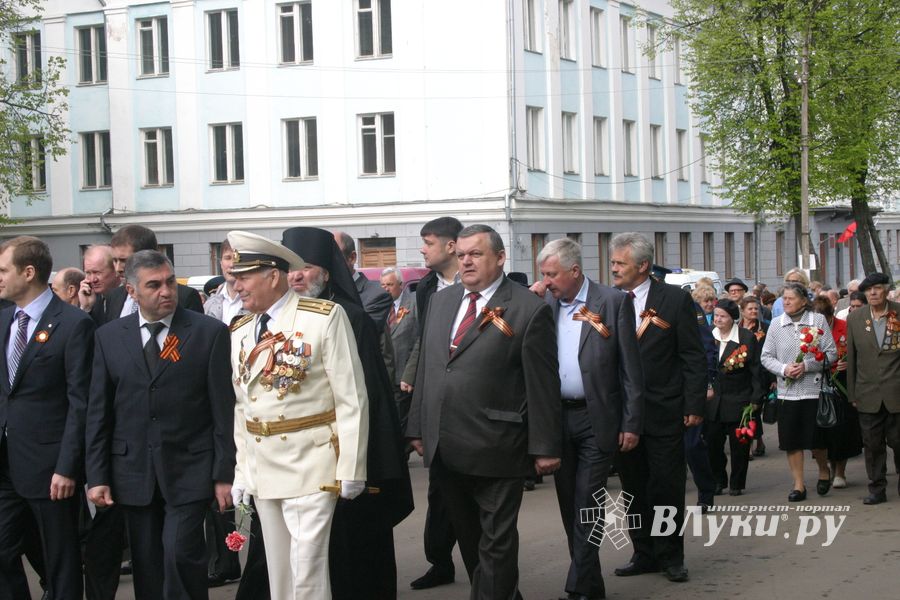 В Великих Луках прошел Военный парад