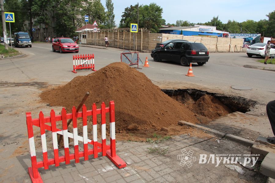 На Вокзальной оперативно устранили течь в водоводе (ФОТО)