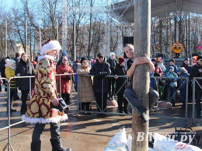 В Великих Луках широко отметили Масленицу (ФОТО)