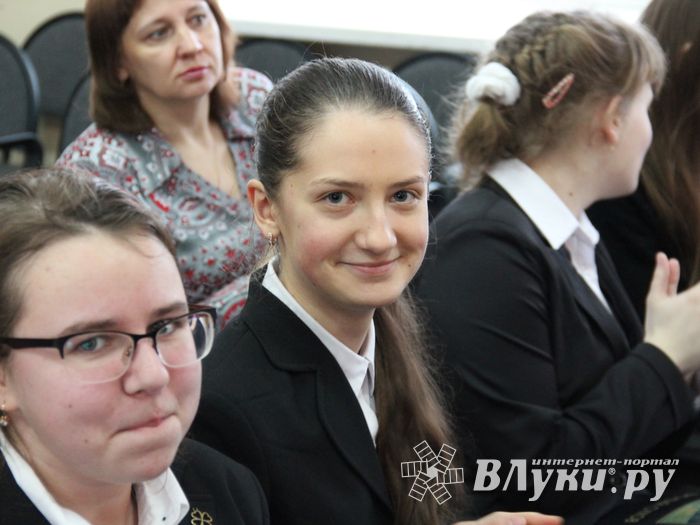 В Великих Луках наградили самых умных школьников