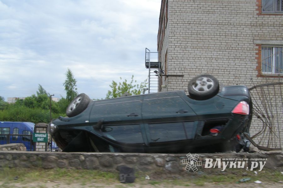 На улице Новосокольнической перевернулся автомобиль (фото)