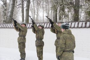 Великолучане возложили цветы на братском мемориальном захоронении (ФОТО)