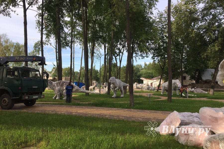В Великие Луки завезли динозавров (ФОТО)