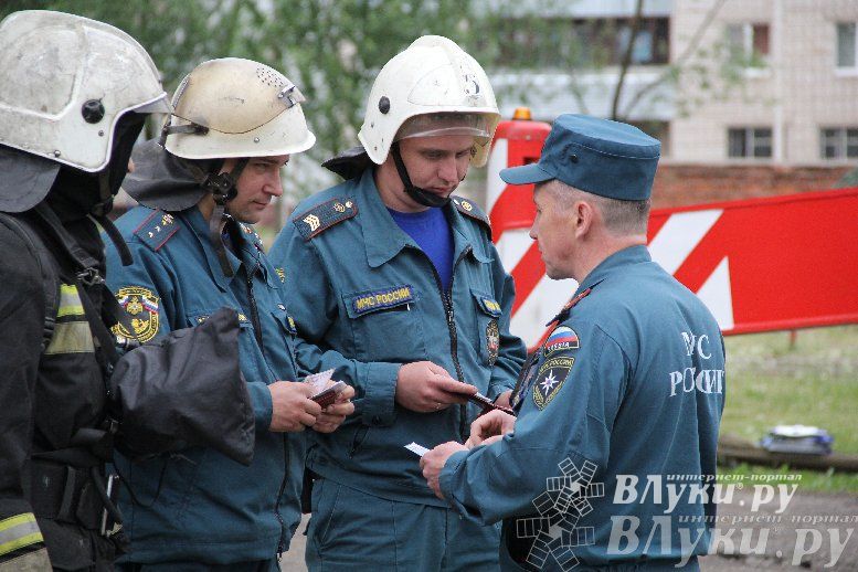 В Великих Луках прошли областные соревнования среди пожарных по спасению пострадавших