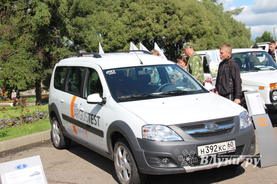 В Великих Луках прошла «Автовыставка 2017» (ФОТО)