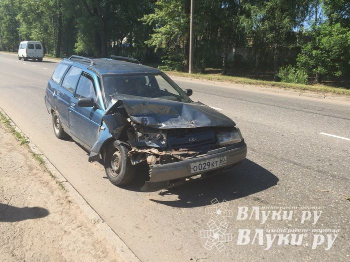 В Великих Луках легковушка врезалась в фуру (фото)