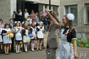 «Последний звонок» в школах Великих Лук