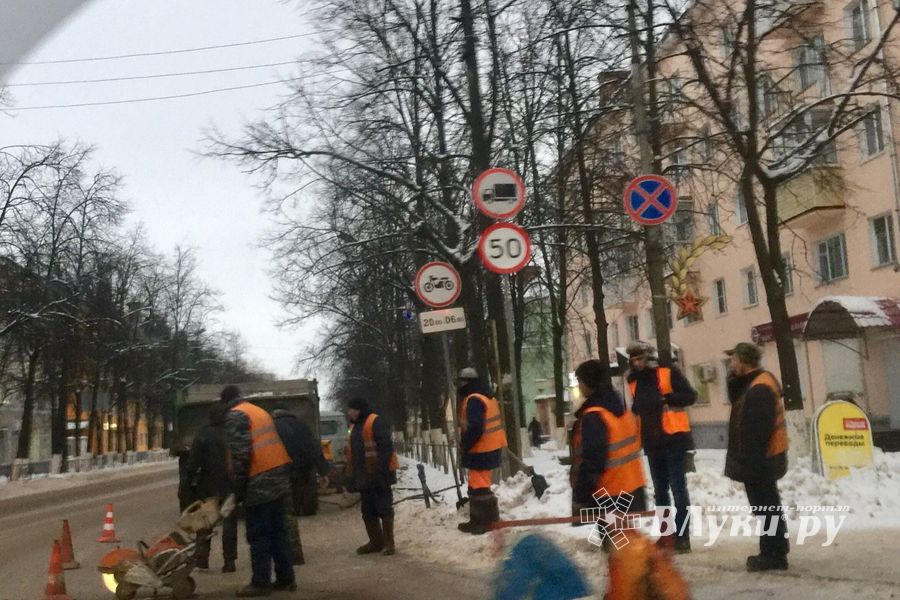 В Великих Луках вскрывают асфальт (ФОТО)