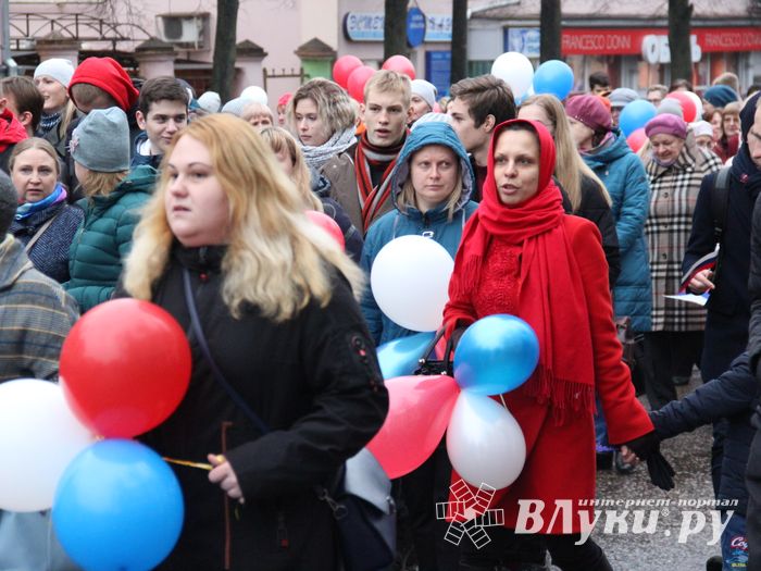 В Великих Луках прошло праздничное шествие (ФОТО)