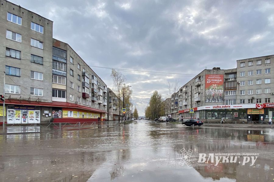 Великие лужи вновь заполнили Великие Луки (ФОТО)