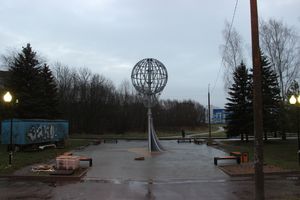 Площадку у будущего знака воздухоплаванию облагораживают (ФОТО)