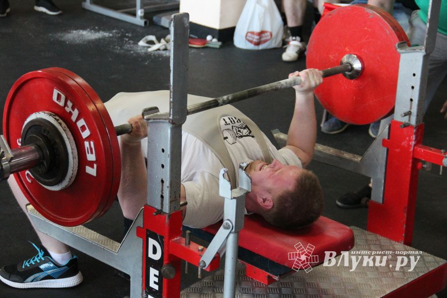 В Великих Луках состоялись Чемпионат и Первенство Псковской области по жиму штанги лежа (ФОТО)