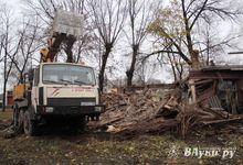 В Великих Луках сносят барак (ФОТО)