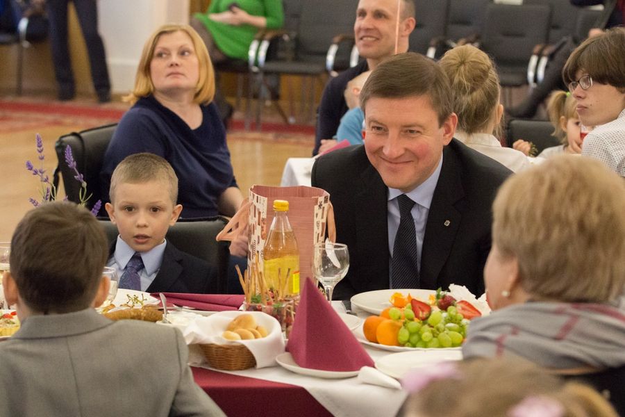 Андрей Турчак поблагодарил приемных родителей за любовь и тепло, которые они дарят детям (ФОТО)