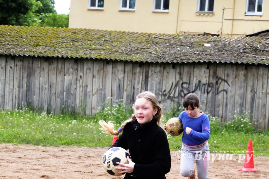 Ребята из пришкольных лагерей соревновались в «Весёлых стартах» (ФОТО)