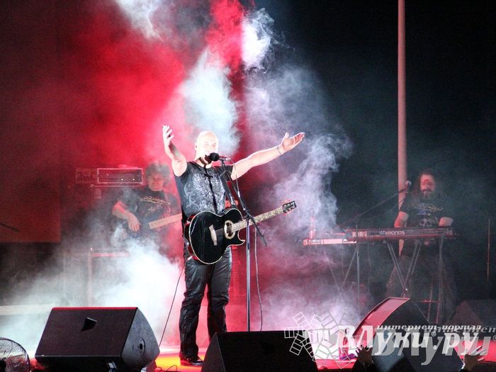 В Великих Луках состоялся концерт Дениса Майданова