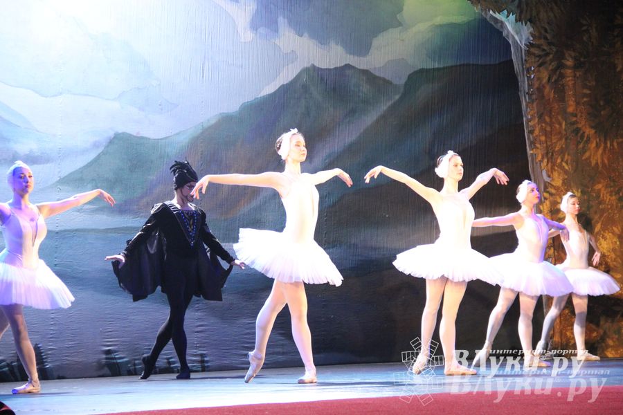 Московский театр «Корона Русского Балета» представил великолучанам балет «Лебединое озеро»