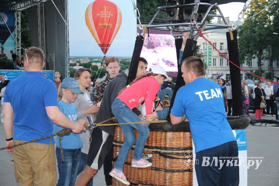 22-я Международная встреча воздухоплавателей завершилась традиционным ночным свечением аэростатов (ФОТО)