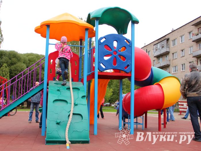 Благоустроенный сквер по улице Жукова начал радовать детей (фото)