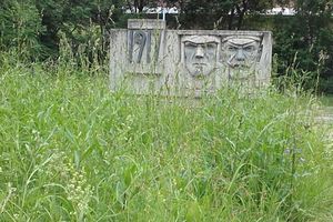 В Великих Луках не потрудились скосить траву возле мемориала (ФОТО)