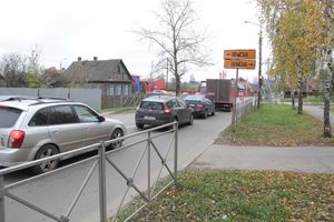 В Великих Луках неизвестный водитель, попав в ДТП, бросил автомобиль и скрылся (ФОТО)