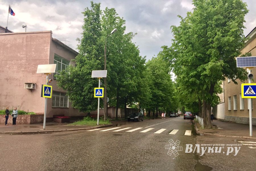 В Великих Луках на ул. Л.Чайкиной появилмсь светофоры на солнечной батарее (ФОТО)