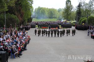 Парад Победы в Великих Луках (фото)