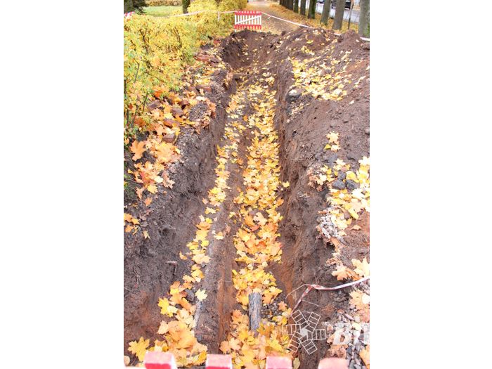 На ул. Тимирязева в Великих Луках идёт устранение «пробоя» (ФОТО)