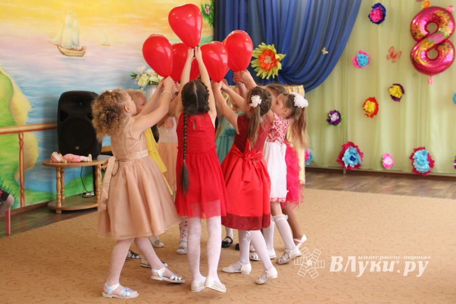 В детских садах Великих Лук проходят утренники к 8 марта (ФОТО)