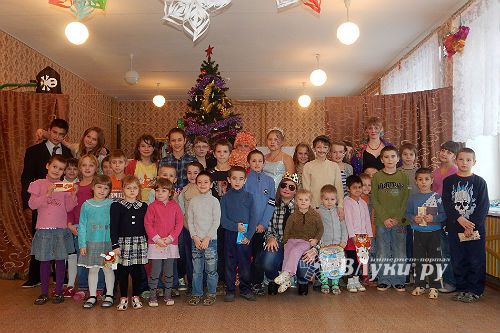 Волонтеры Великолукского района организовали добровольческую акцию «Новогодний подарок» (фото)