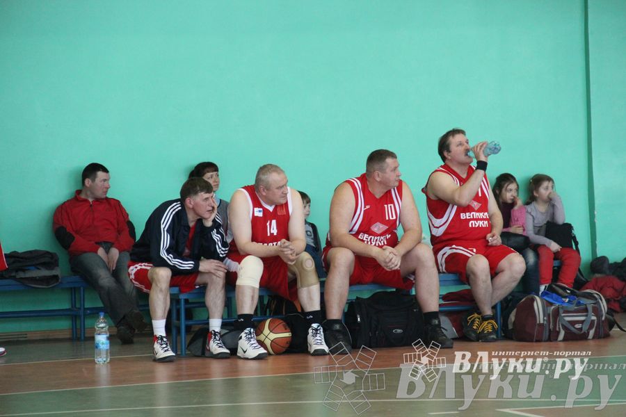 Баскетболисты Великих Лук сыграли со сборной Дмитрова