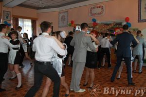 В Великих Луках прозвенели «Последние звонки»