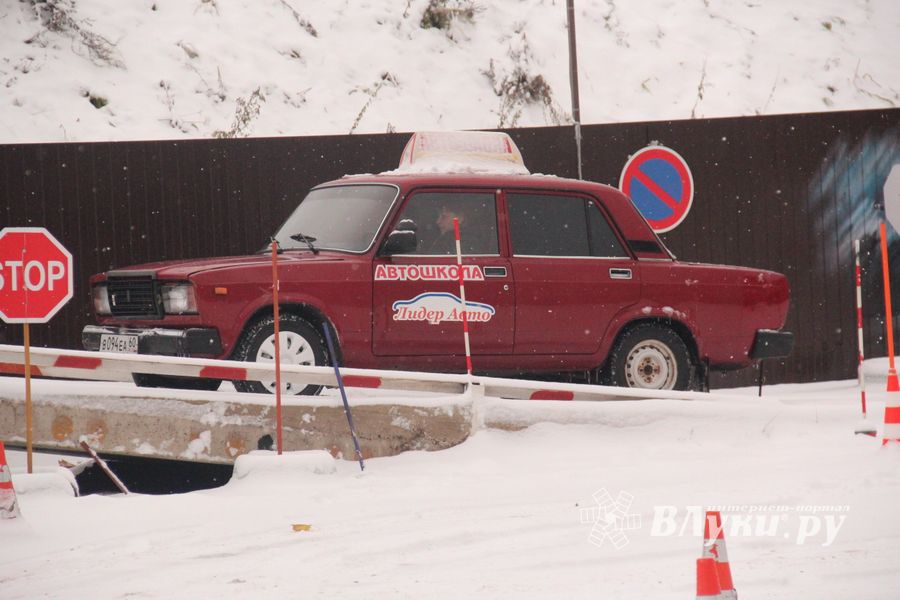 Великолукские автоледи боролись за звание «Леди Виртуоз» (ФОТО)