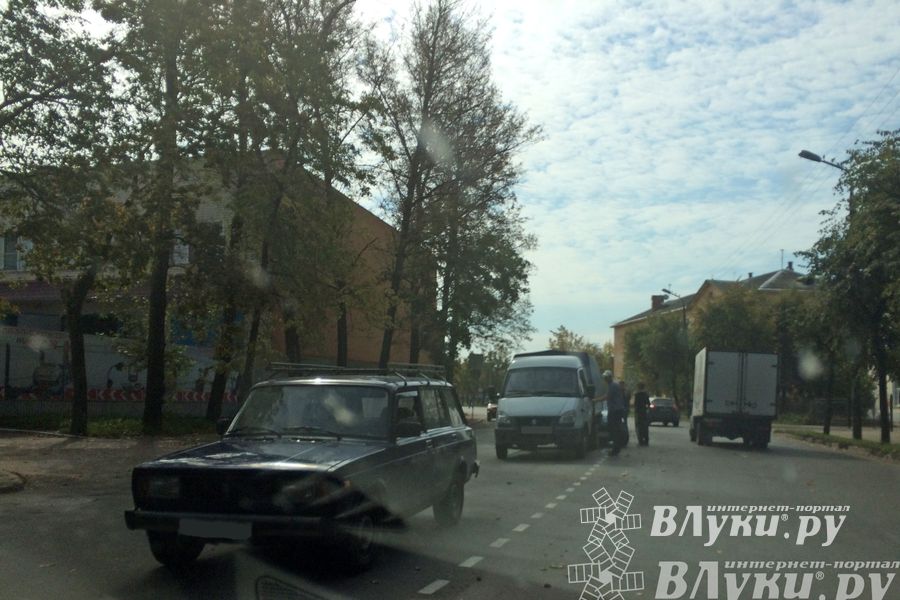 В Великих Луках столкнулись Газель и Фольксваген (фото)