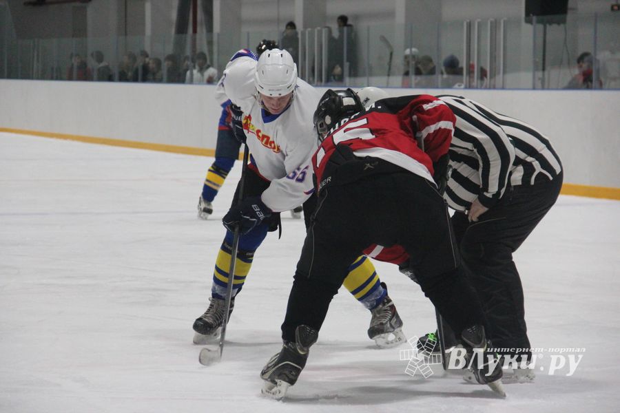 Две великолукские команды хоккеистов одержали победы в домашних матчах (ФОТО)