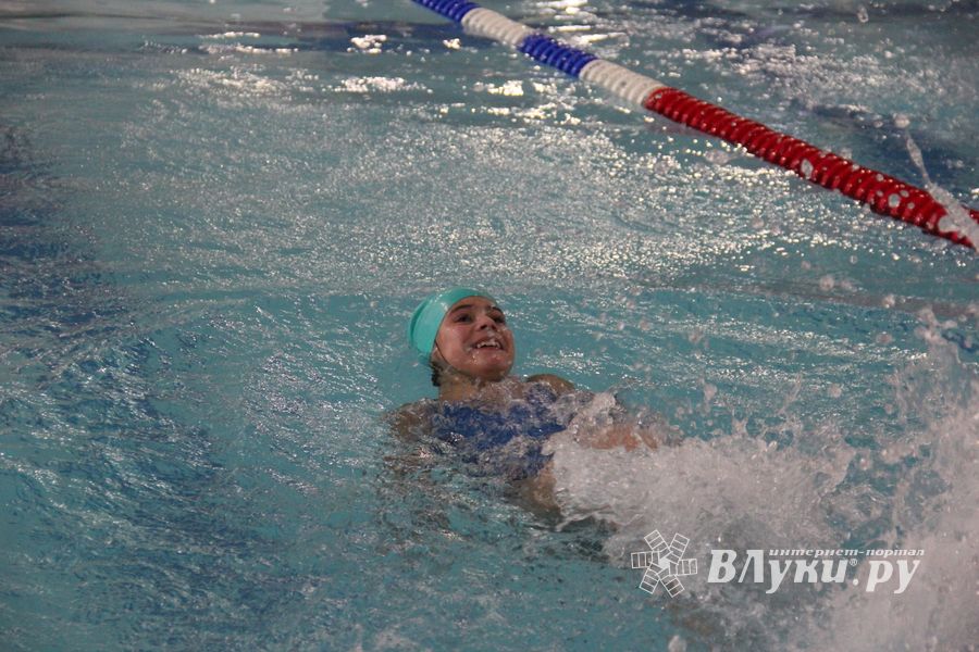 В Великолукском Айсберге прошли соревнования по плаванию на призы Деда Мороза (ФОТО)