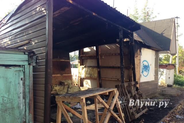 В Великих Луках сгорел торговый павильон (фото)