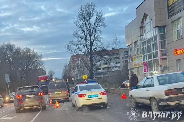 В Великих Луках из-за ДТП затруднено движение (ФОТО)