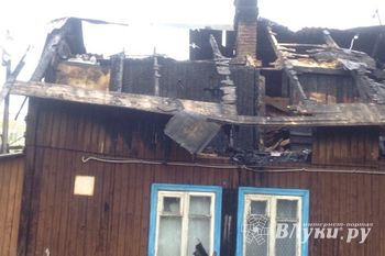 В Великих Луках причиной пожара в жилом доме стало аварийное состояние электропроводки (фото)