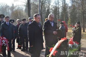 День защитника отечества в Великих Луках отметили памятным митингом и салютом