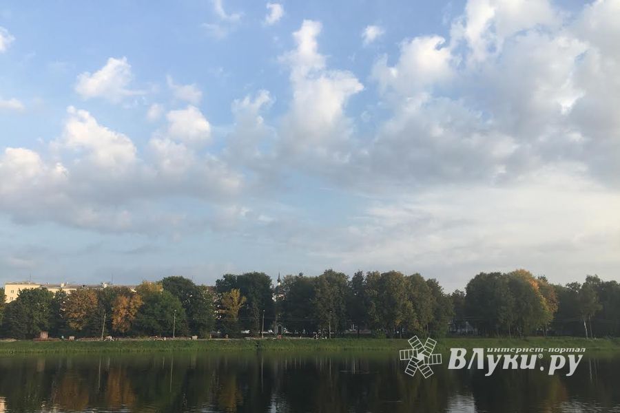 В центральном парке Великих Лук продолжаются ремонтные работы (фото)