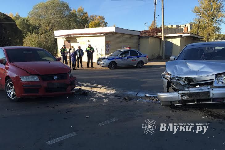 В Великих Луках в районе автовокзала произошло ДТП (фото)